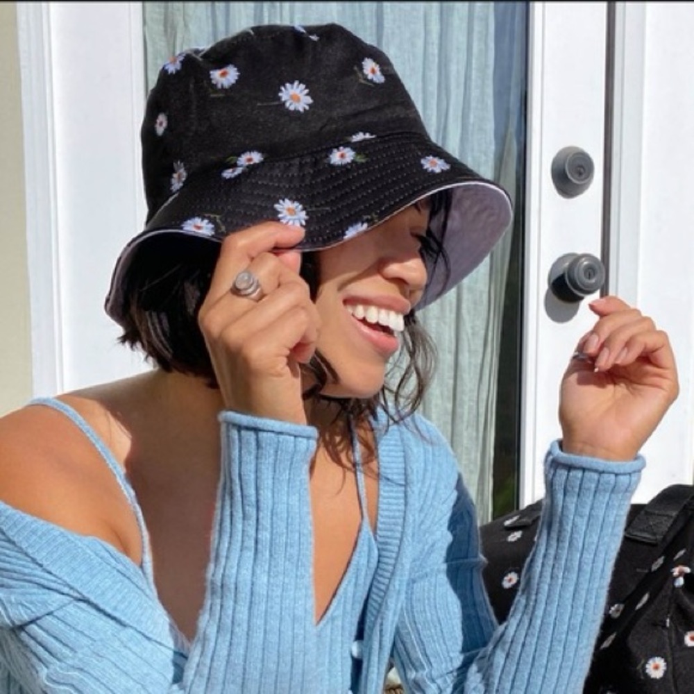 Cute Alice + Olivia Daisy Reversible Bucket Hat